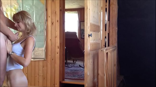 В загородном доме чувак раком отодрал на камеру тощую блондинку и подрочил ей на маленькие сиськи